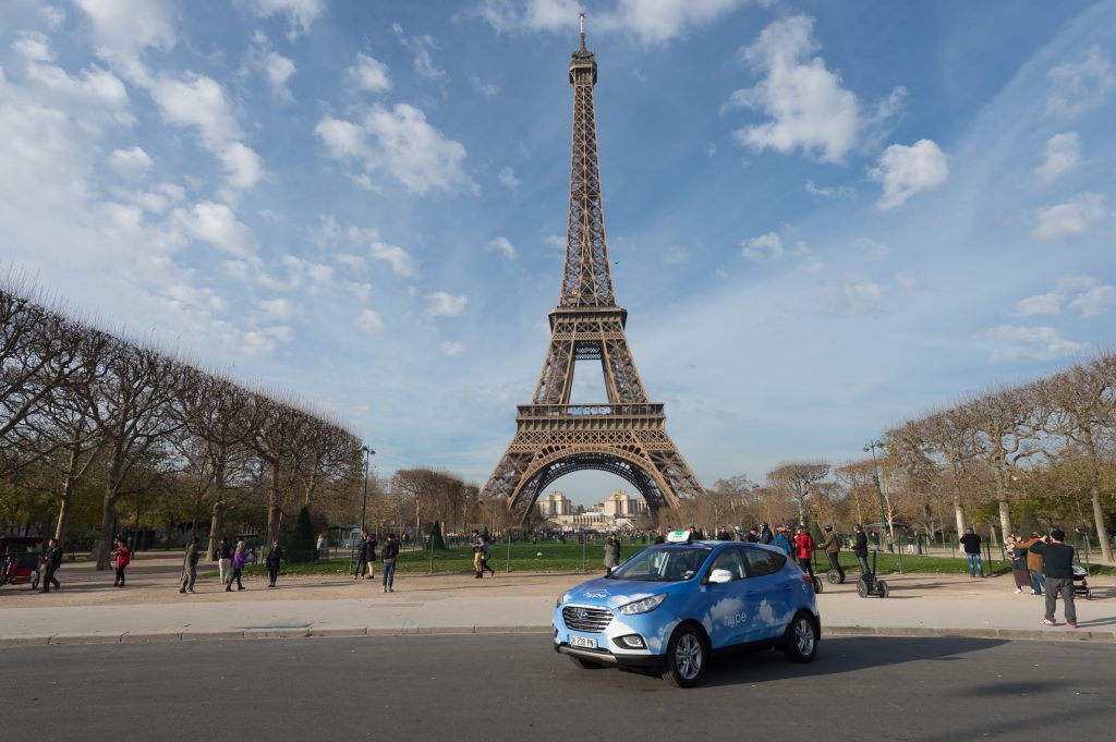 Hyundai ix35 Fuel Cell frente a la Torre Eiffel