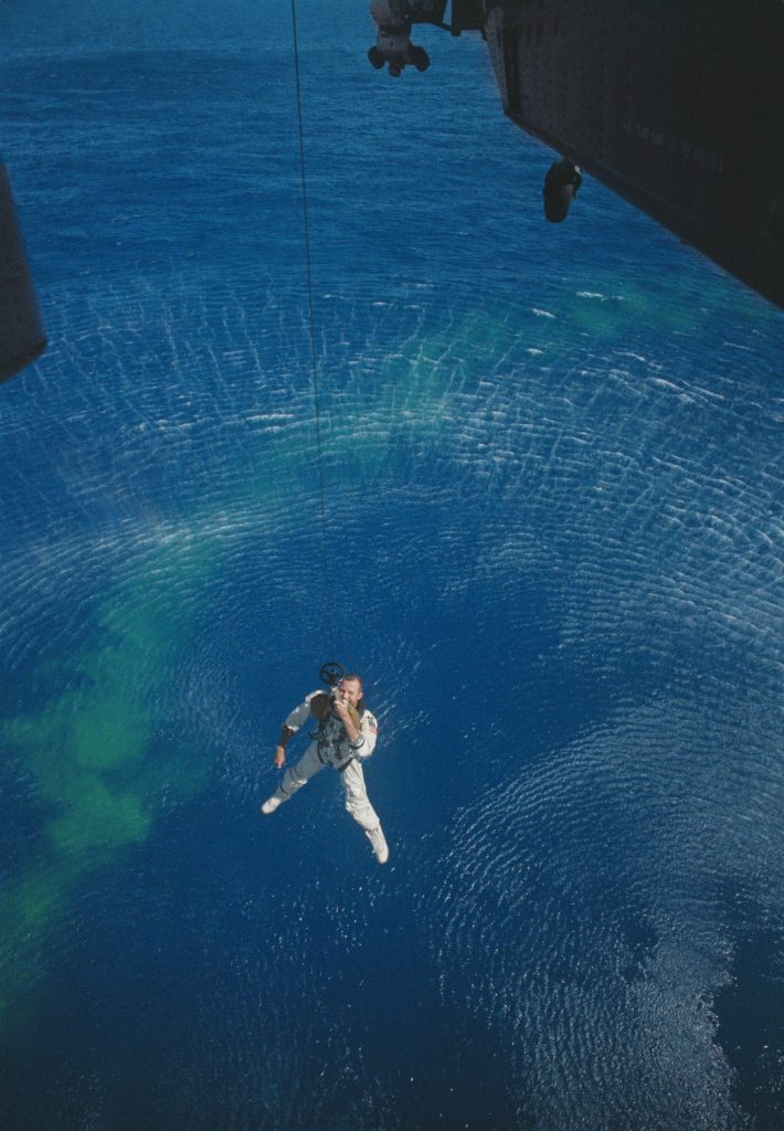 Rescate de Gordon Cooper tras el aterrizaje de la Gemini V