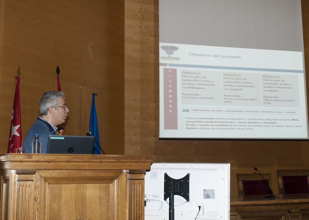 Mario Aparicio Ambrós impartiendo su charla en el 2º Seminario PILCONAER
