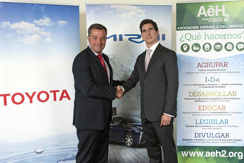 Firma del acuerdo de colaboración entre Toyota España y la AeH2
