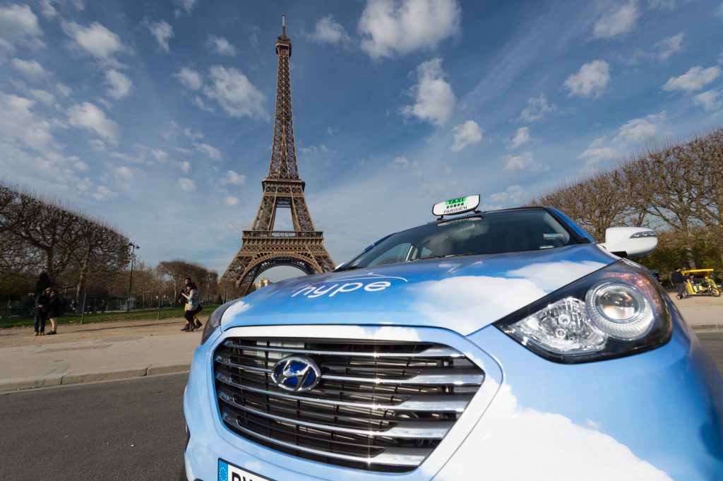 Taxi Hyundai ix35 Fuel Cell de pila de combustible frente a la Torre Eiffel