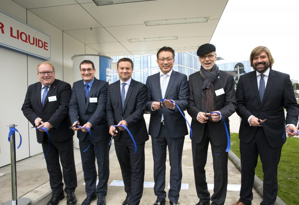 Cortado de la cinta durante la inauguración de una hidrogenera publica en la sede de Hyundai en Offenbach, Alemania